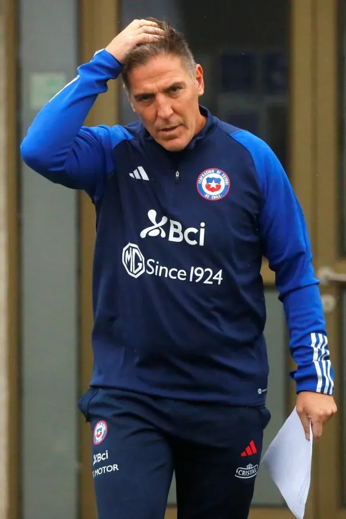 Eduardo Berizzo en conferencia de prensa previo a viajar a Uruguay (Photosport)