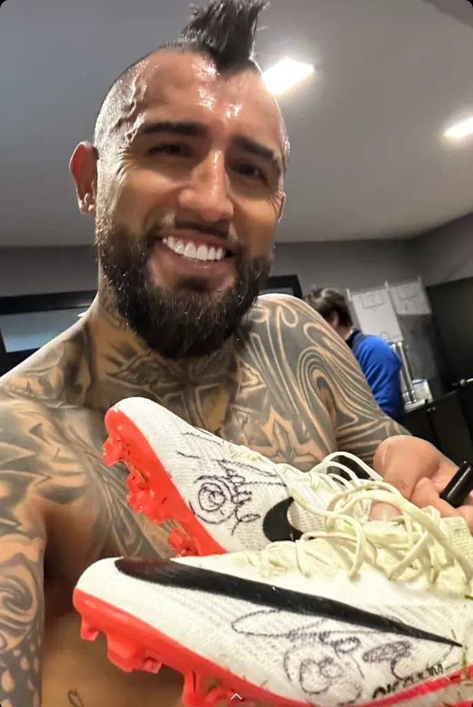 Arturo Vidal y los zapatos que le regalará a un suscriptor de Twitch. | Foto: Instagram Arturo Vidal