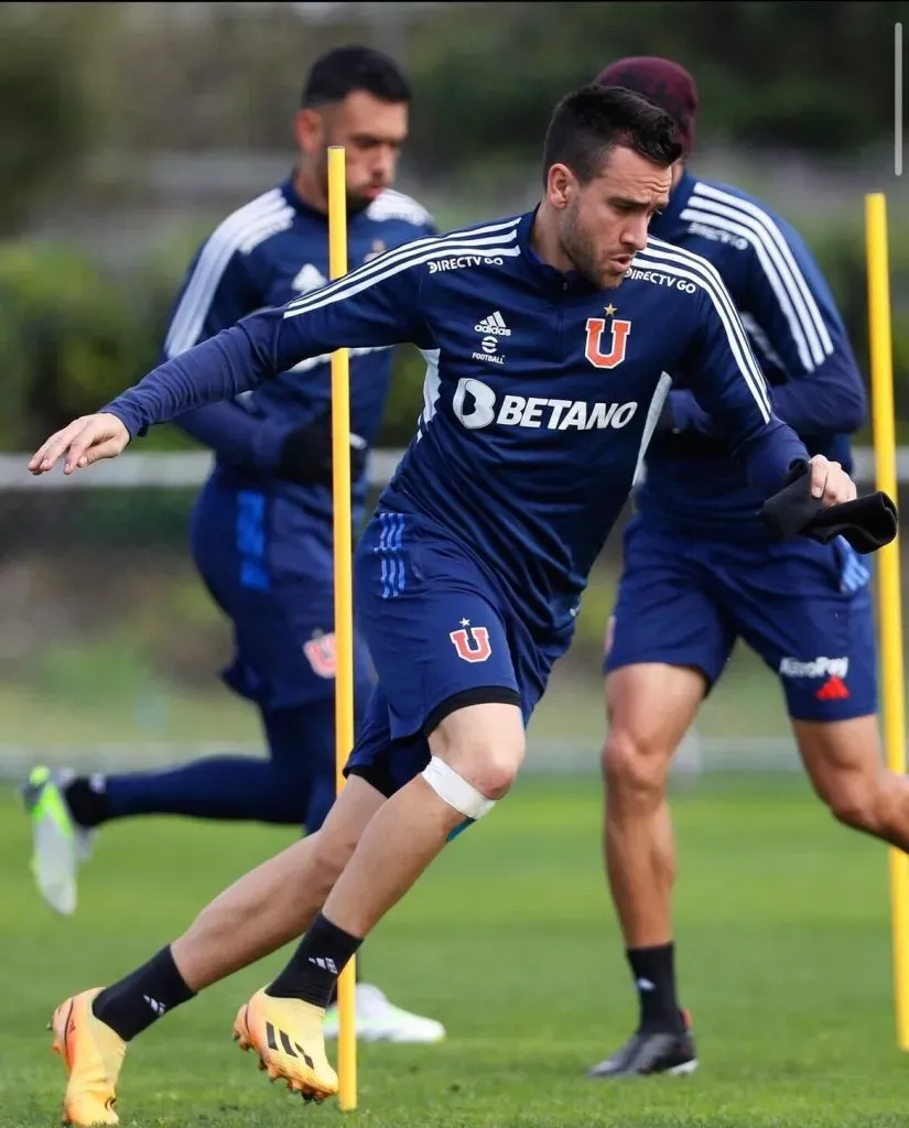 Matías Zaldivia trabajando junto a sus compañeros en la U. Foto: U. de Chile.