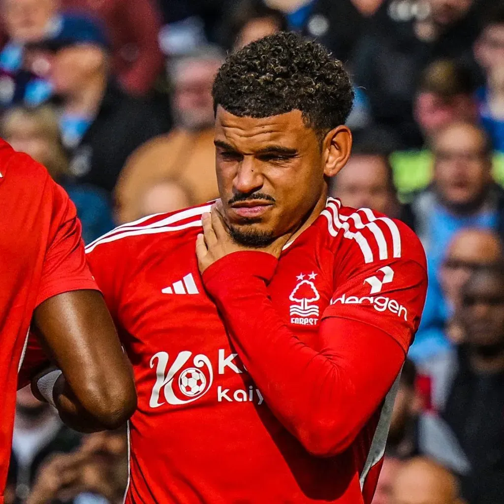 Y así se quedó sobando el jugador del Nottingham Forest