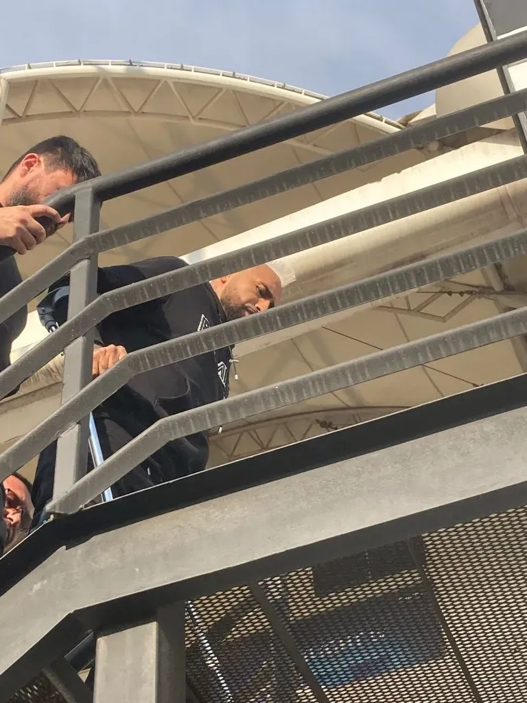 Vidal tuvo que subir escaleras con las muletas. Foto: Redgol.