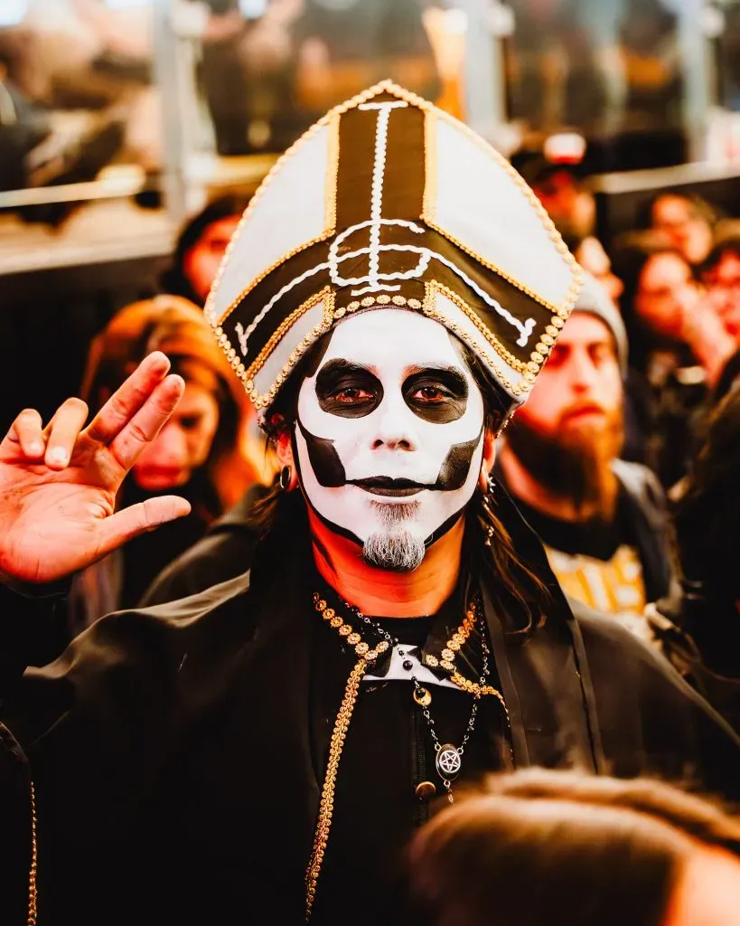 Los fanáticos de Ghost llegaron al Movistar Arena caracterizados como diversos personajes de la narrativa de la banda sueca. | Foto: Guille Salazar (@guilleasalazar) / RedCarpet