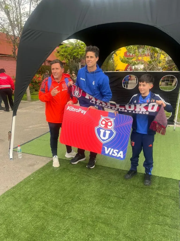 Diego Rivarola compartió con los hinchas de Universidad de Chile en el lanzamiento de la nueva tarjeta de débito oficial de club, junto a AstroPay. Foto: Miguel Gutiérrez/RedGol.