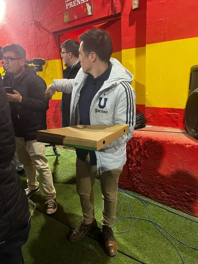 Las cajas de pizzas que salían del camarín de la U. Foto: Redgol.