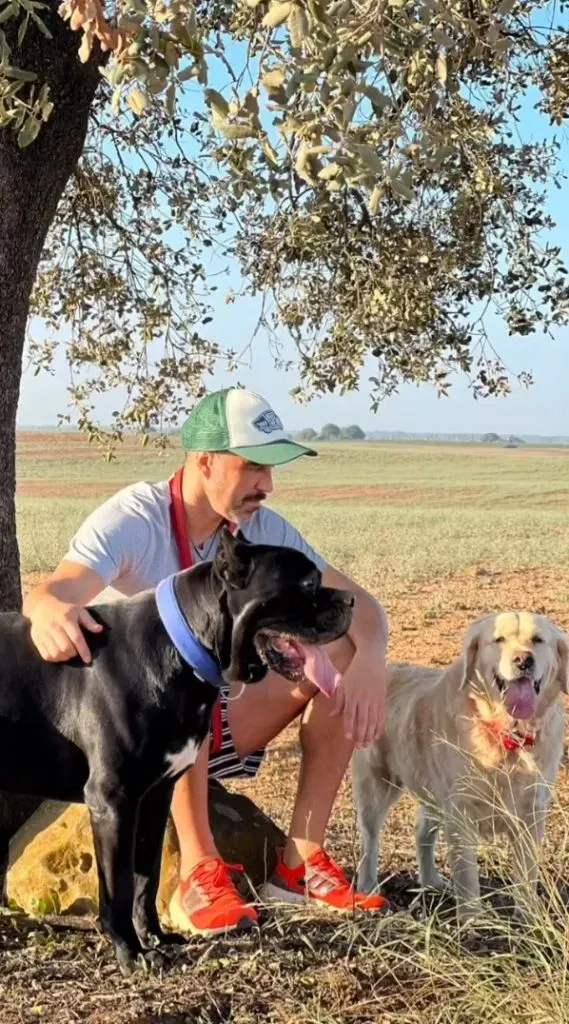 Claudio Bravo junto a Dante, su perro (@claudiobravo1)