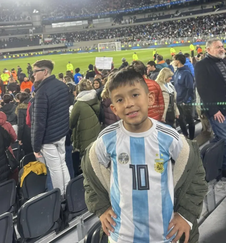 El hijo de Leandro Fernández disfruta del juego.