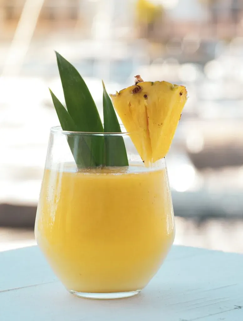 Mocktail de Piña Colada de frutas tropicales