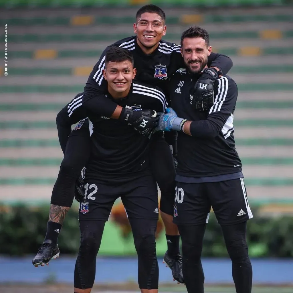 Eduardo Villanueva tiene en su espalda a Brayan Cortés. Junto a ellos está Fernando de Paul. (Foto: Colo Colo).