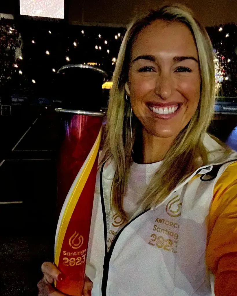 Alexa Guarachi fue una de las atletas que llevó la antorcha panamericana en la inauguracion de Santiago 2023. | Foto: Instagram aguarachi