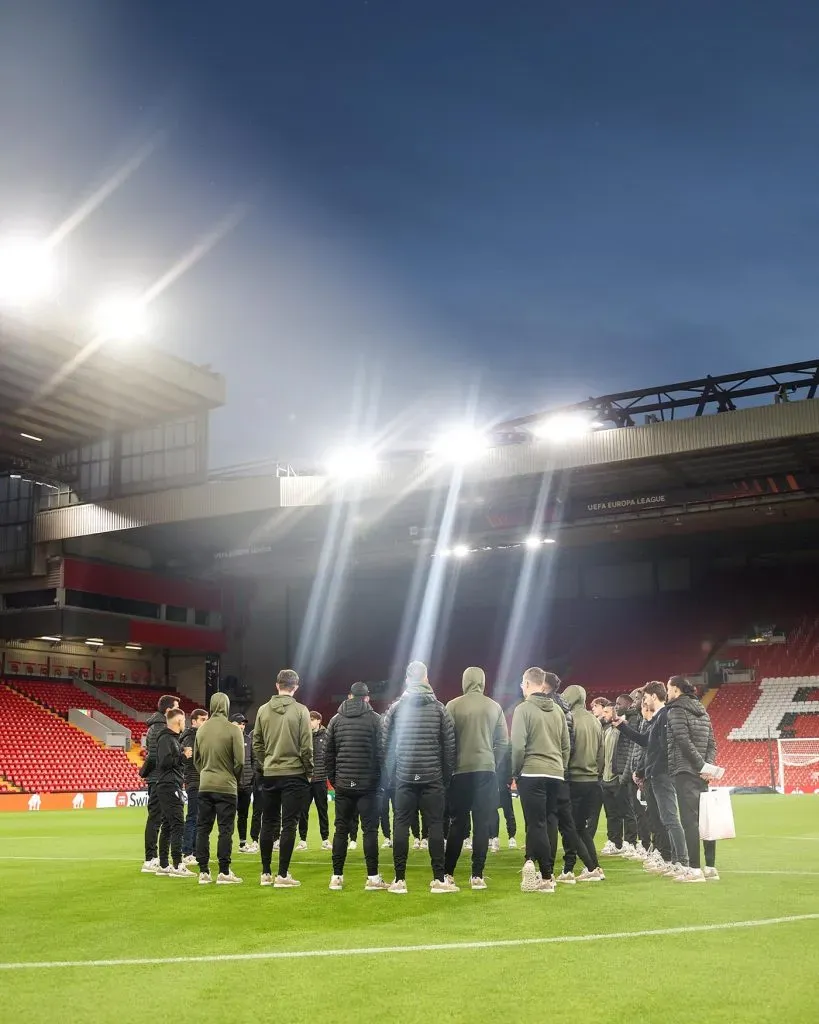 Toulouse y Gabriel Suazo reconocieron la cancha de Anfield previo al duelo con Liverpool. Foto: Comunicaciones Toulouse.