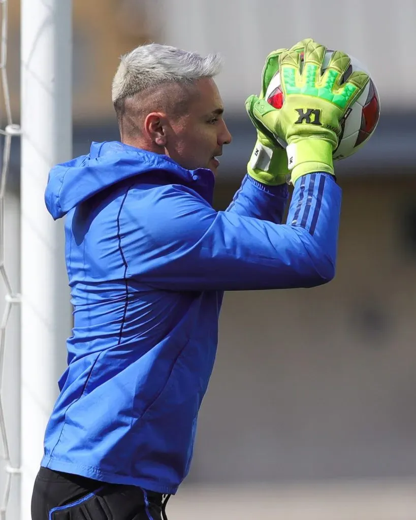 Pese a que la U publicó esta foto en el entrenamiento del sábado, el portero sigue fuera. Foto: U. de Chile.