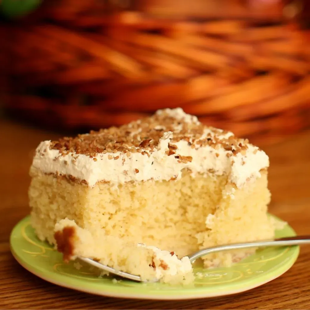 Torta tres leches en un plato individual.