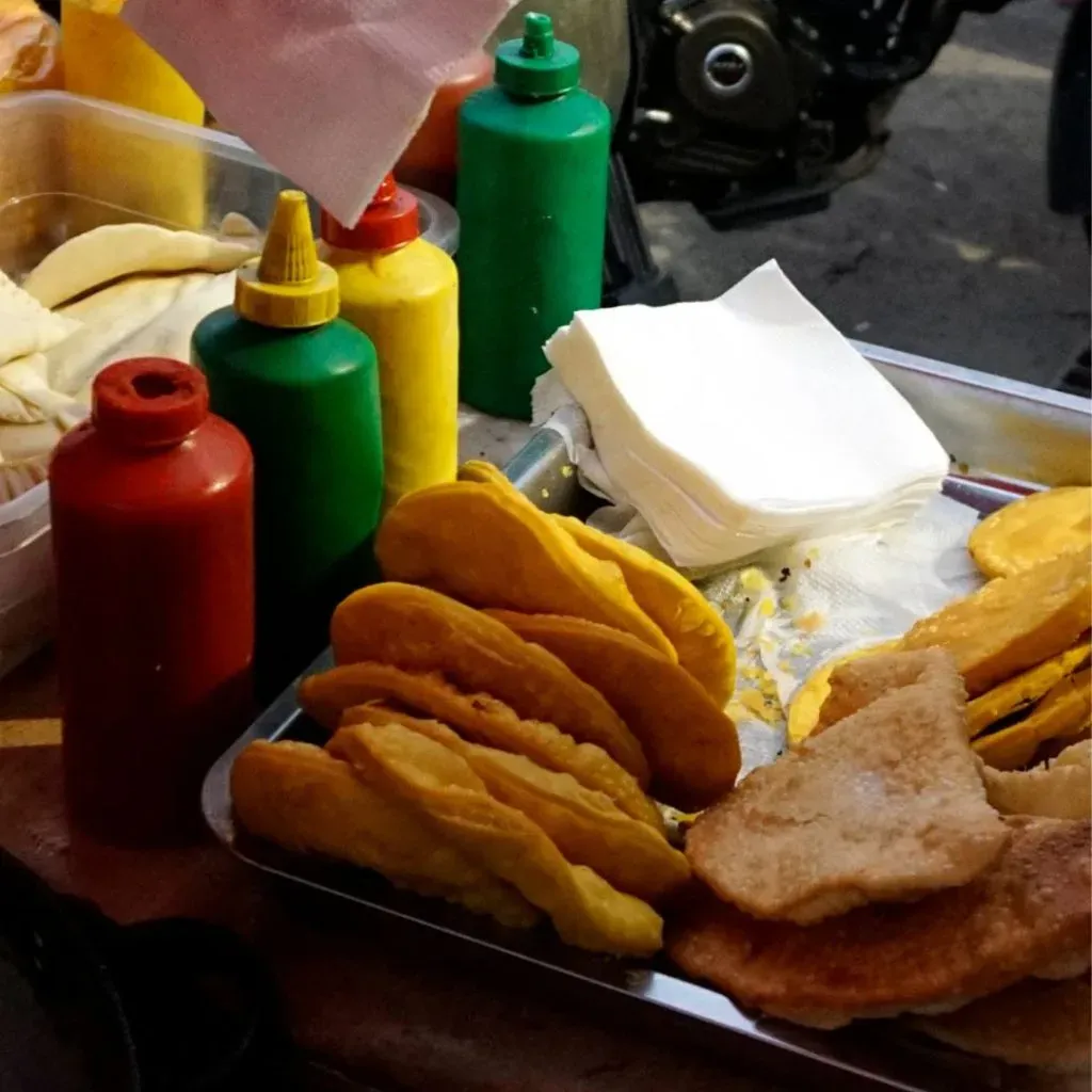 Algunos prefieren las sopaipillas con salsas como mayonesa, ketchup y mostaza. | Foto: Aton Chile