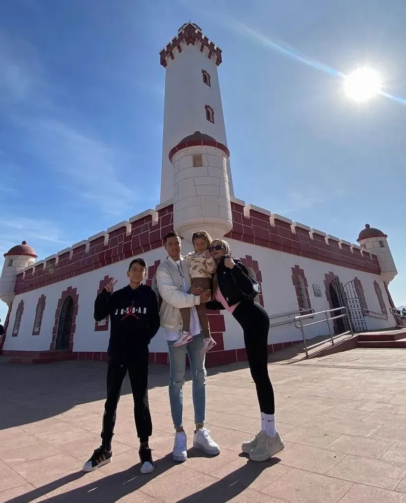 Matías Fernández junto a su familia. Los rostros de los menores fueron tapados por seguridad. | Foto: Instagram