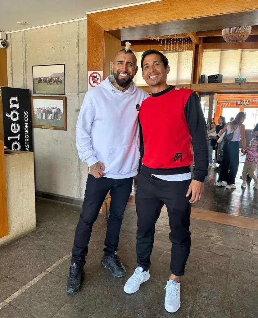 La bienvenida de Matías Fernández en la tienda en Coquimbo.