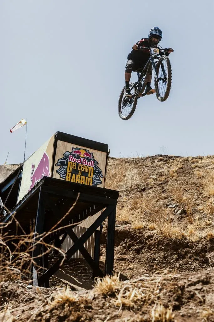 Red Bull Del Cerro al Barrio es el bike camp que permite llegar a Valparaíso Cerro Abajo. Foto: Red Bull Content Pool.