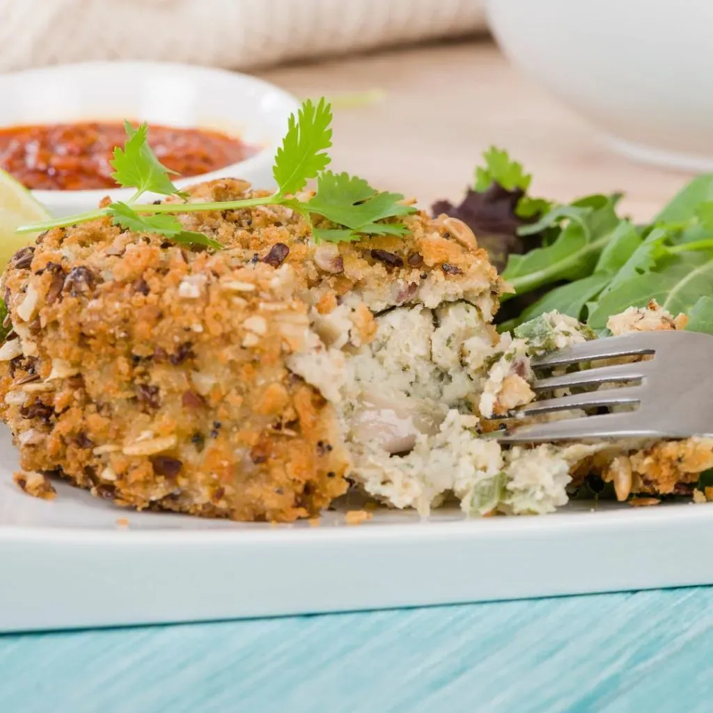 Croquetas de atún con acompañamiento de ensaladas