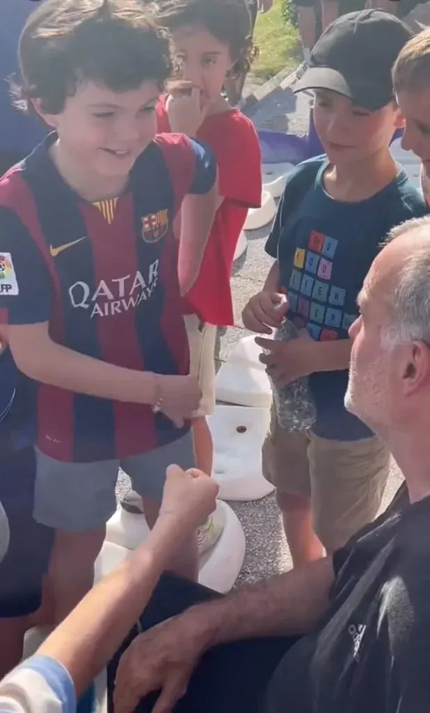 El Loco sigue con su cariño con los hinchas más pequeños del fútbol en Uruguay. Foto: Fénix.