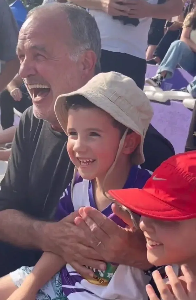 La felicidad de Marcelo Bielsa compartiendo con los niños. Foto: Fénix.