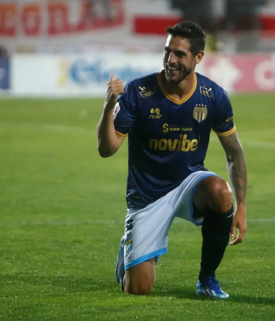 Joaquín Larrivey podría pasar de Magallanes a Wanderers en 2024 (Photosport)