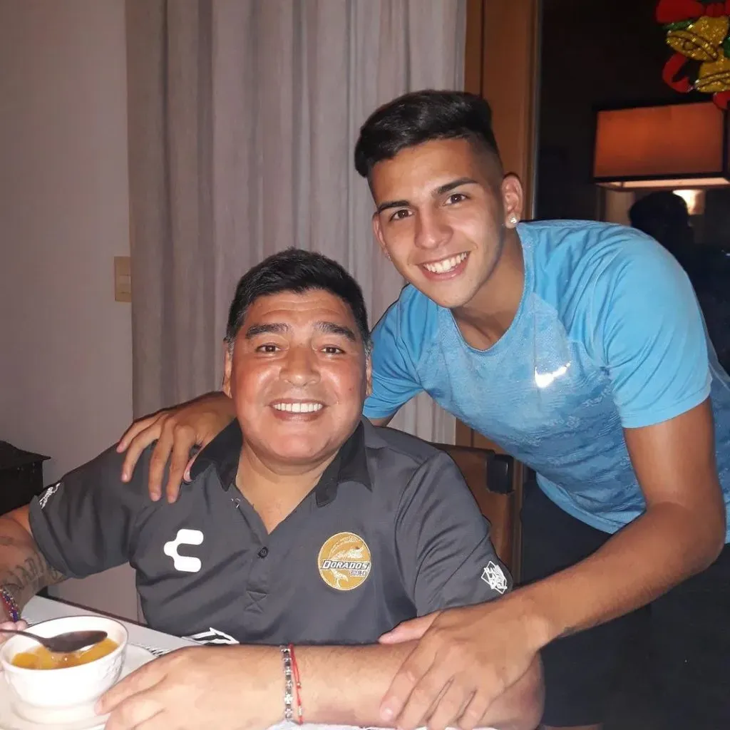 Hernán López Muñoz junto a Diego Armando Maradona cuando era DT de Dorados de Sinaloa en México. (Instagram Hernán López Muñoz).