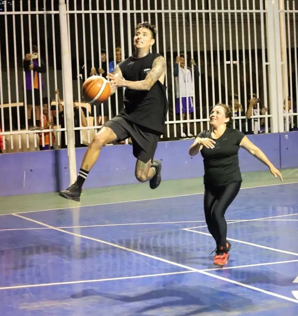 Todo el talento de Erick Pulgar con el básquetbol. Foto: Miguel Zamora.