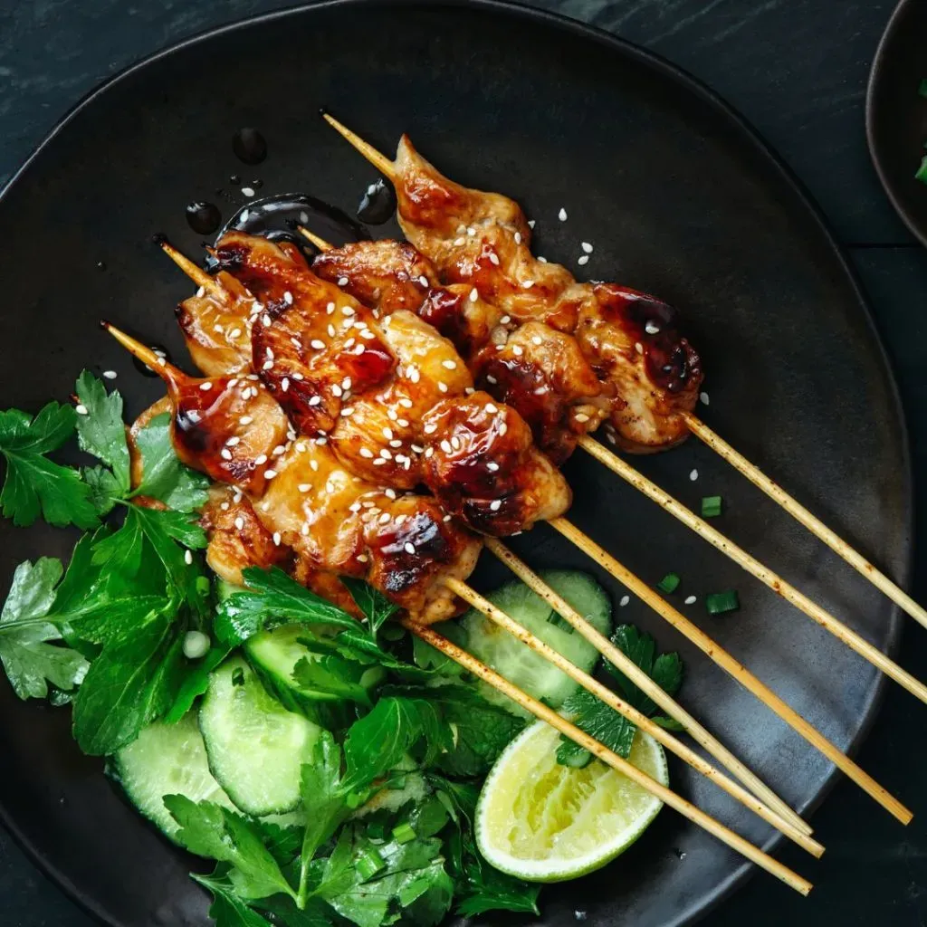 Brochetas de pollo teriyaki con verduras