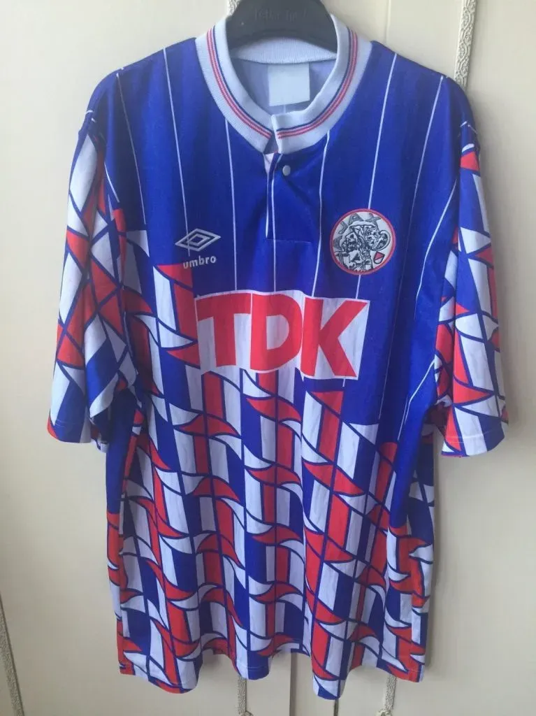 La rupturista camiseta de Ajax 1990