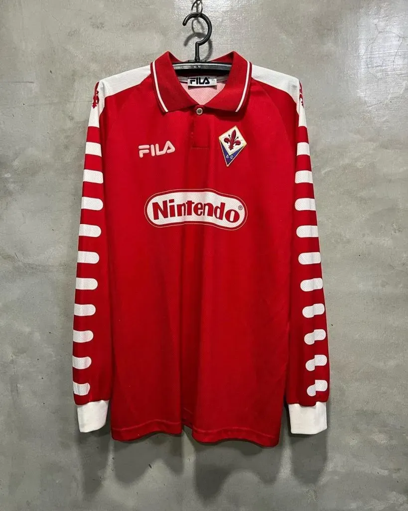 Fiorentina tuvo una camiseta roja como tercera indumentaria en 1998