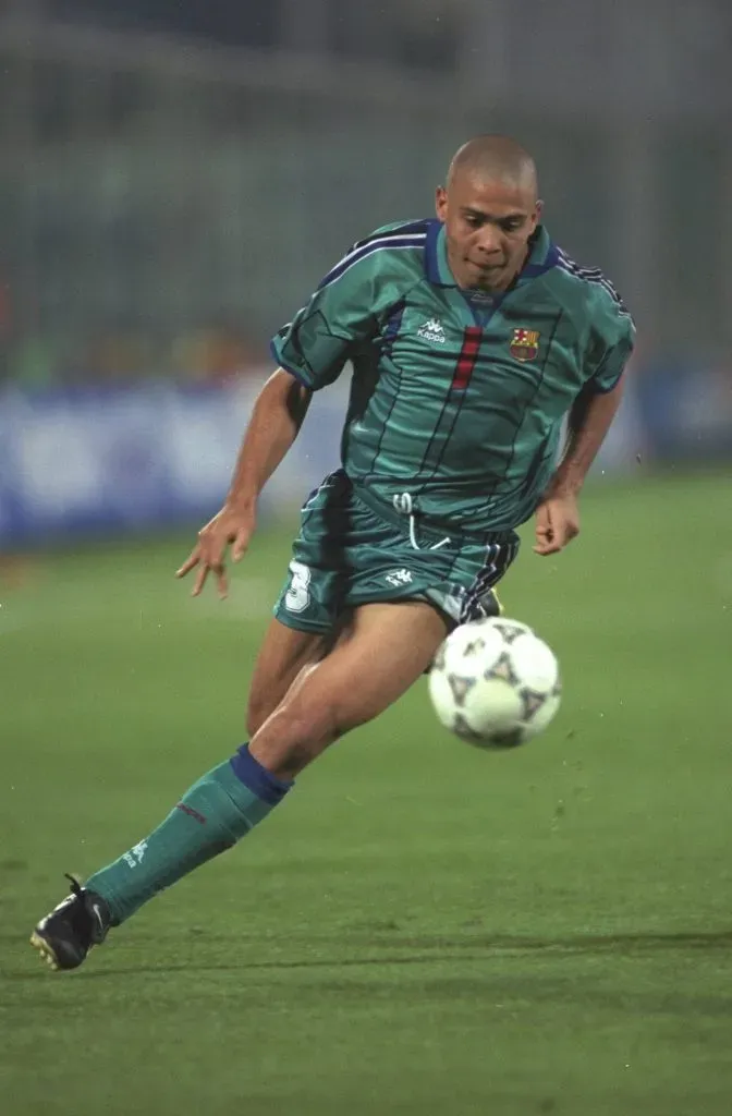 Ronaldo usando la camiseta suplente del Barcelona en 1997
