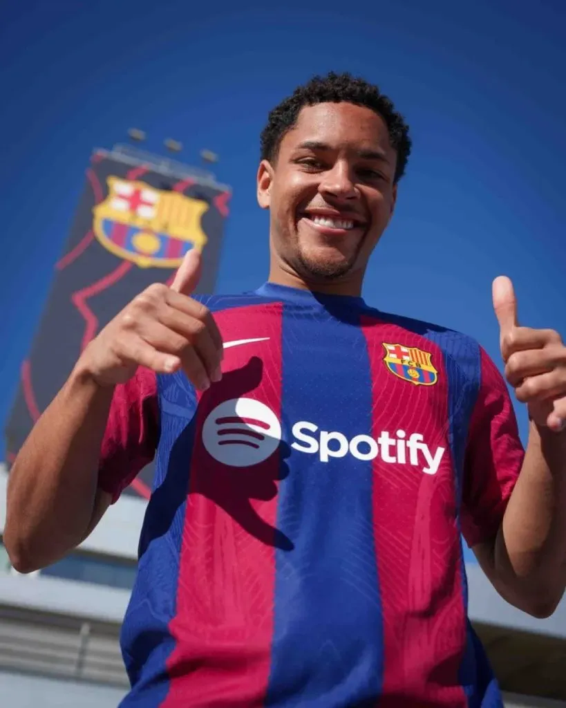 Vitor Roque con su nueva camiseta (FC Barcelona)