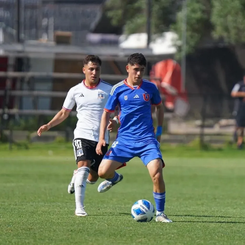 Flavio Moya juega en un clásico ante Colo Colo. Estará en la pretemporada del primer equipo de la U bajo la tutela de Gustavo Álvarez.