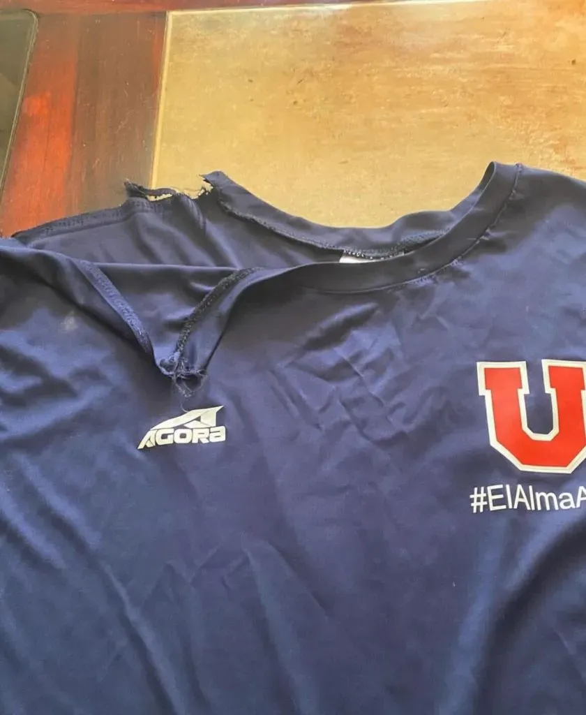 Así quedó la camiseta del entrenador del básquetbol de Universidad de Chile.
