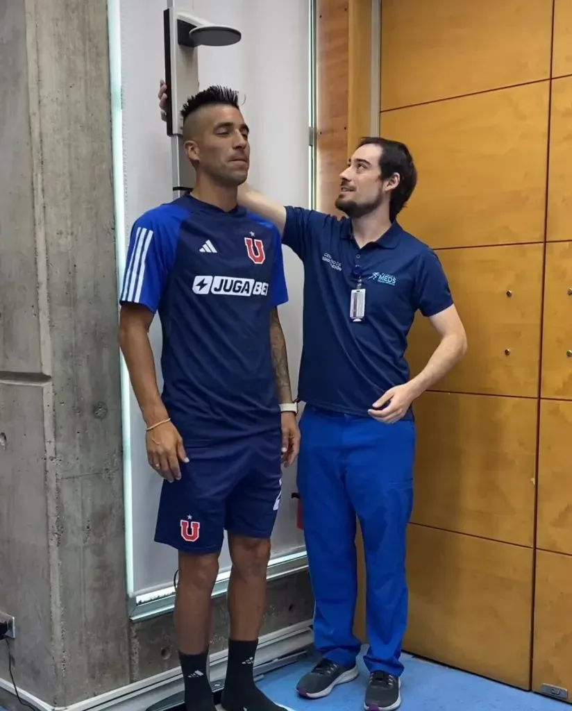 El goleador de Universidad de Chile con su nueva indumentaria azul. Foto: U. de Chile.