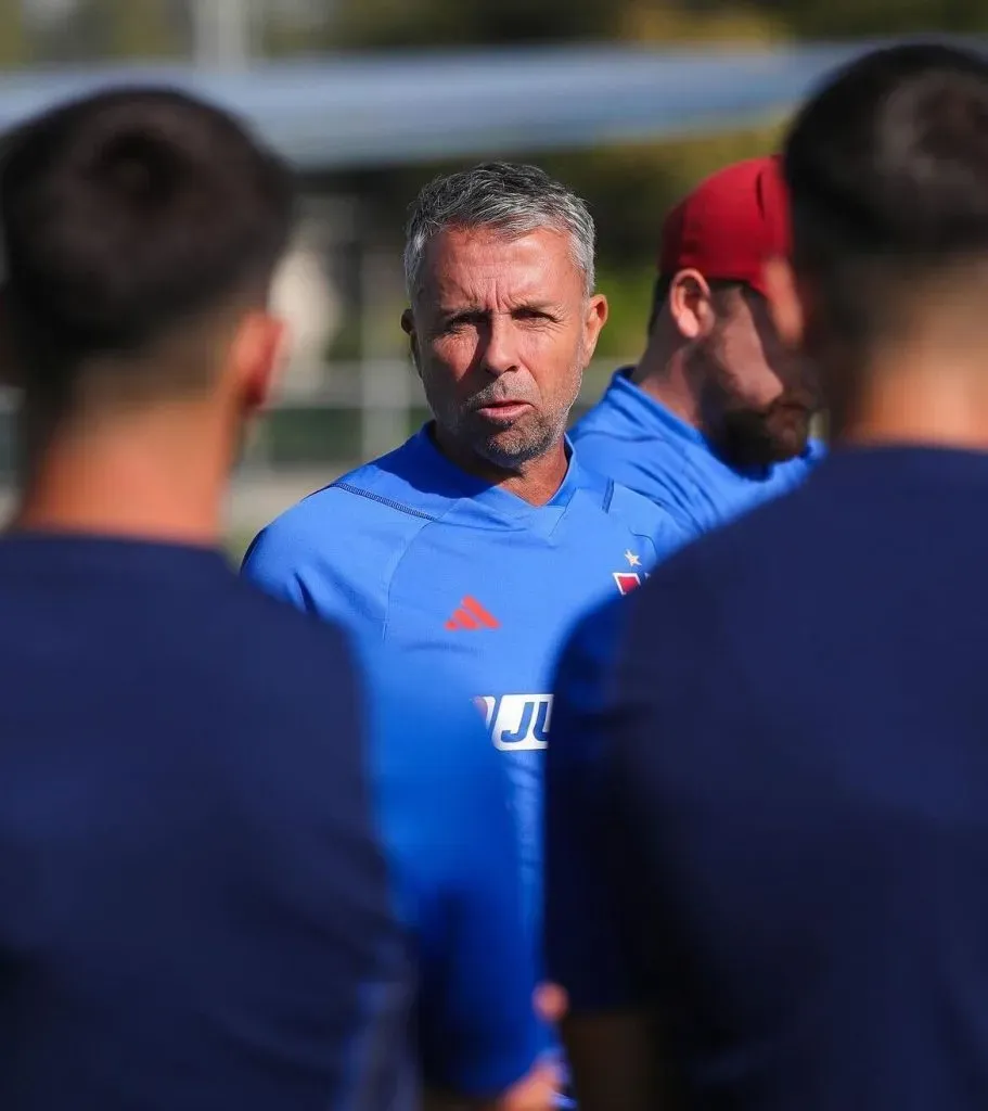 Gustavo Álvarez asegura que ha sido claro con todos los jugadores del plantel. Foto: U. de Chile.