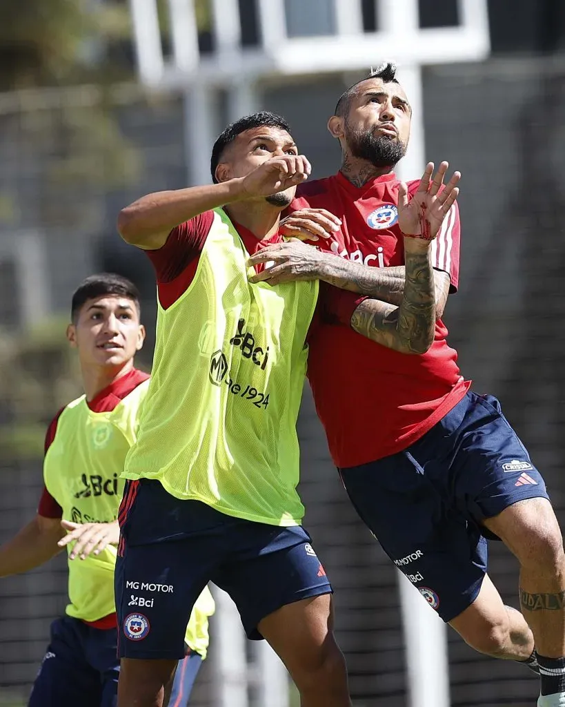 Arturo Vidal lucha con Daniel Gutiérrez. (Carlos Parra/Comunicaciones FFCh).