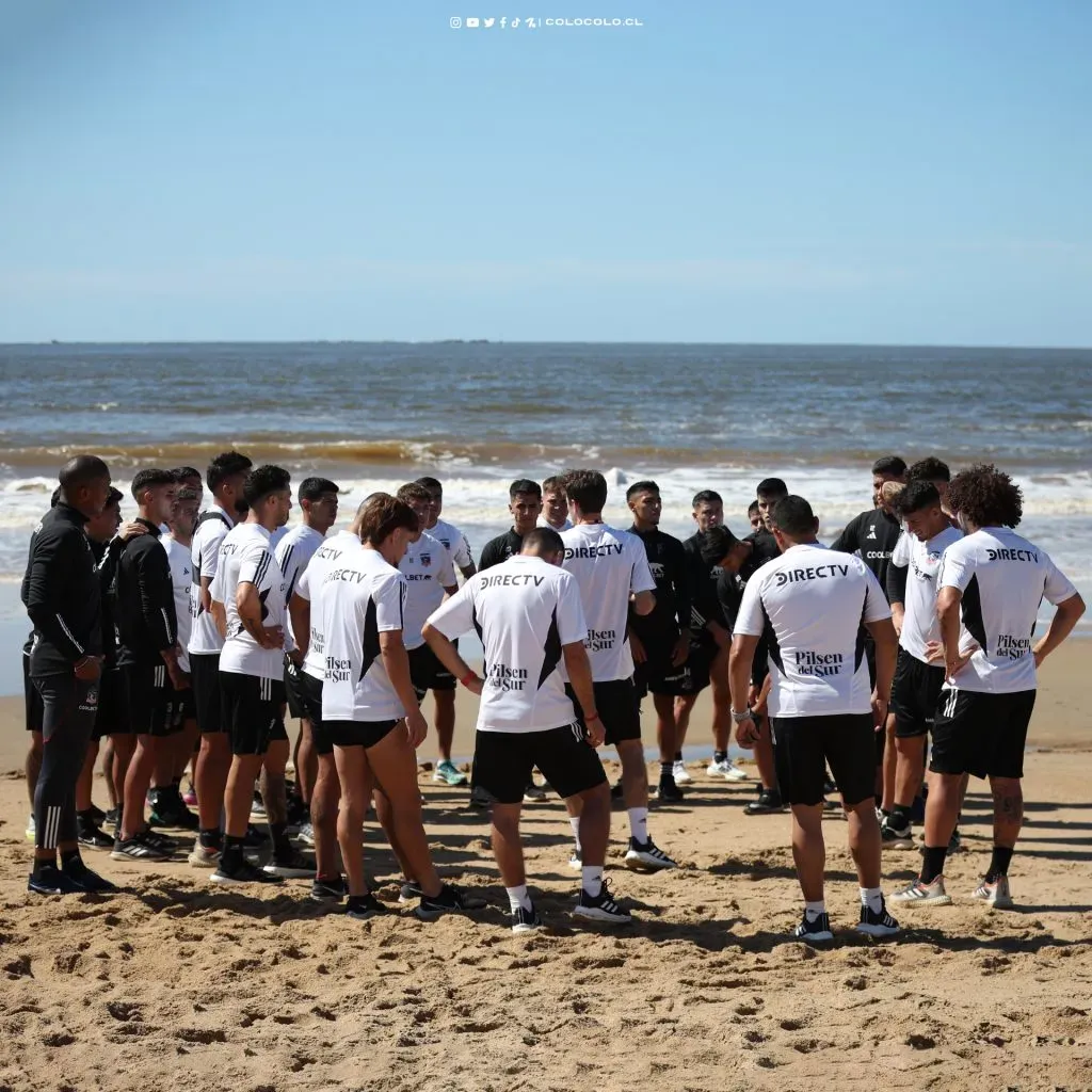 Los albos en la pretemporada en la playa en Uruguay. Foto: Colo Colo.