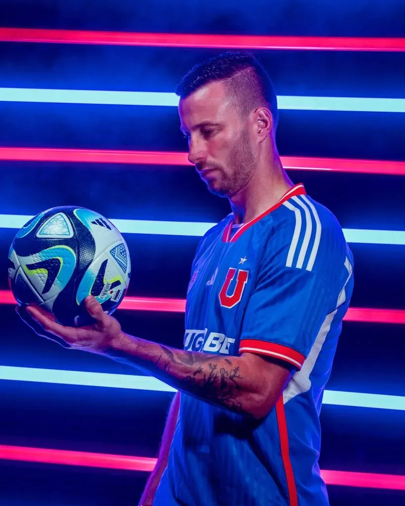 Luciano Pons quiere llevarse la pelota a la casa. Foto U. de Chile.