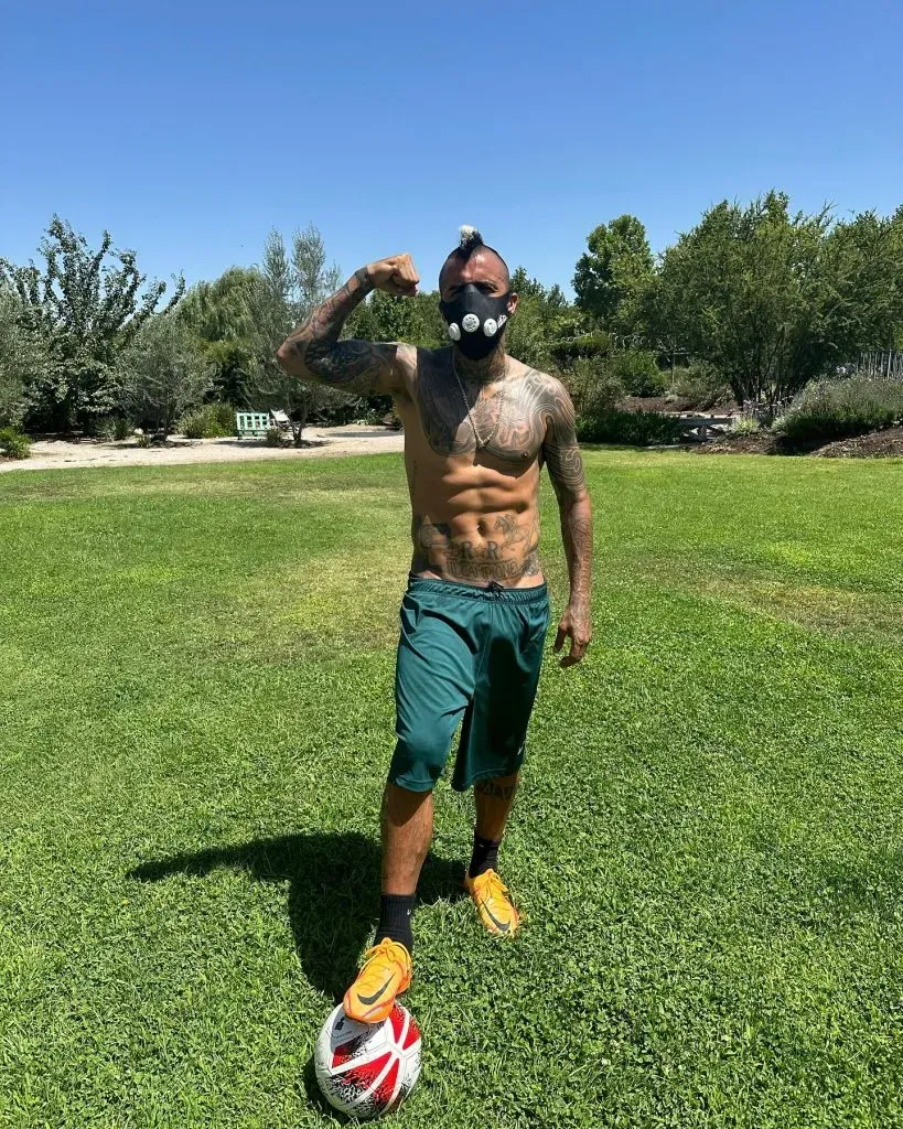 Vidal se ha mantenido entrenando con todo para firmar con Colo Colo luego de recibir el alta médica. | Foto: Instagram kingarturo23oficial