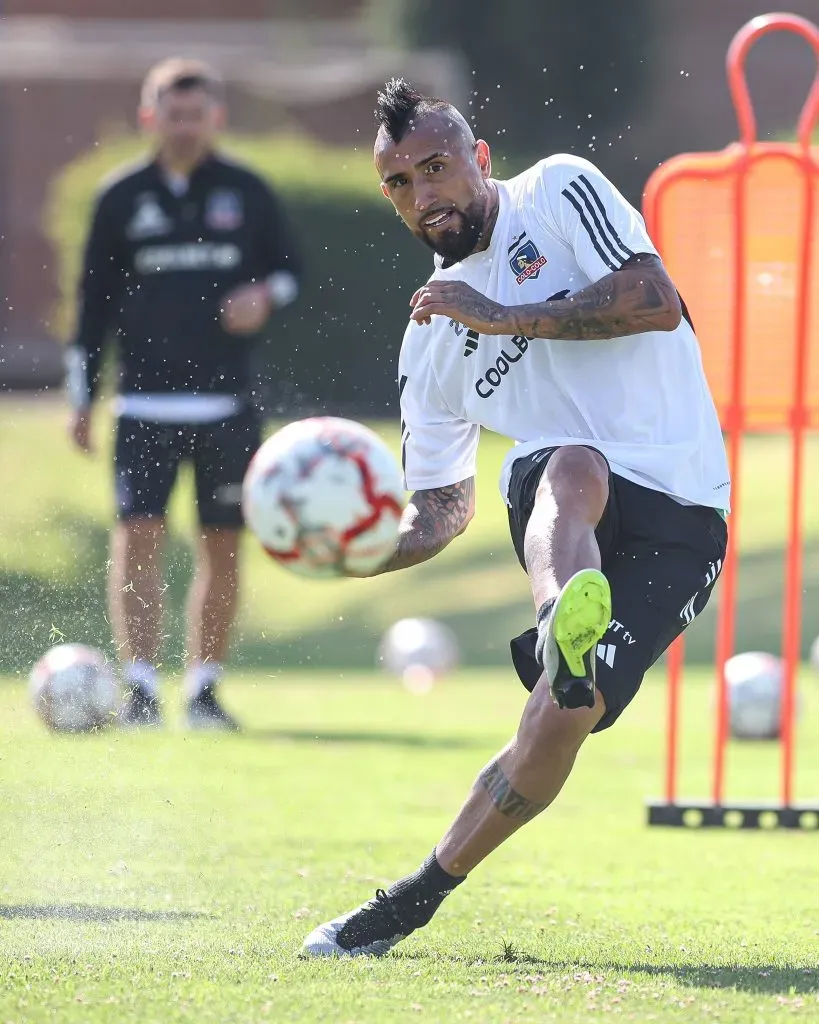 Arturo Vidal también se encargó de calentar el choque. Foto: Colo Colo.