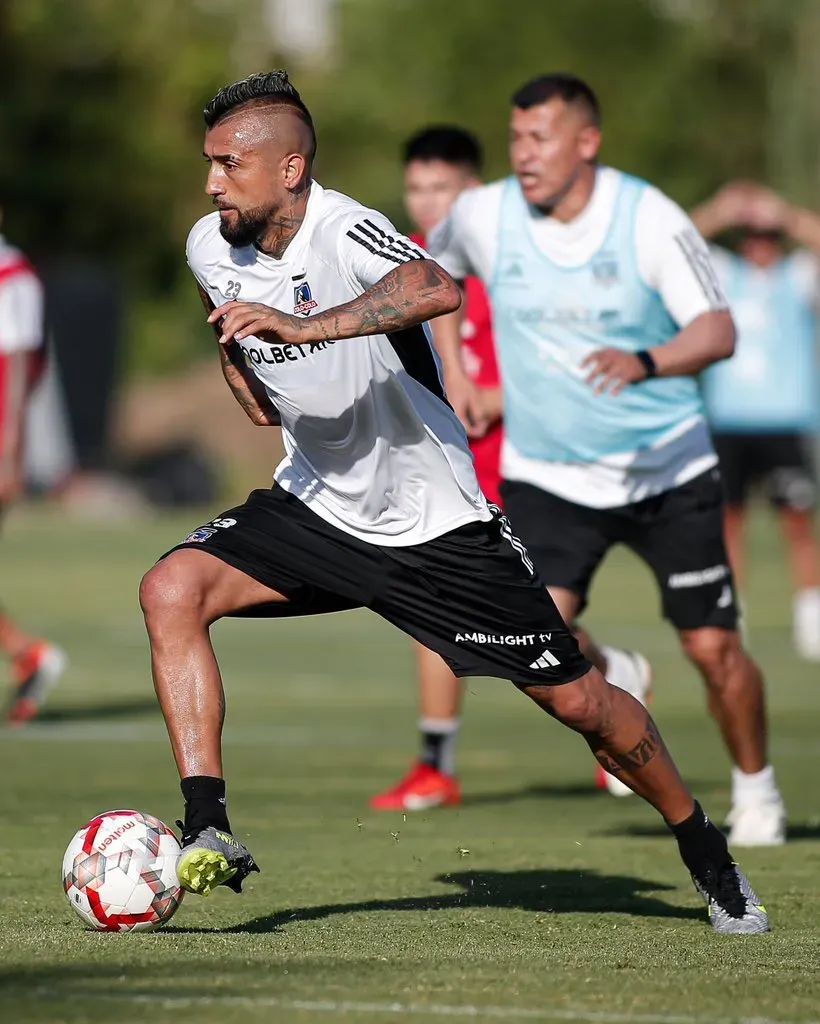 Arturo Vidal se sumó con todo a las prácticas con Colo Colo. Foto: Comunicaciones Colo Colo.