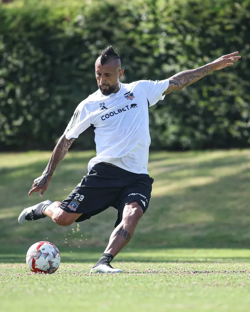 Vidal listo para saltar a la cancha: formación de Colo Colo contra Everton y debut de Vidal.