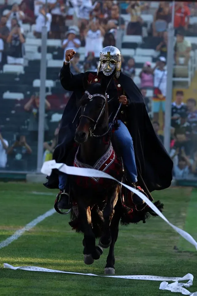 El caballo entrando a la cancha del Monumental (Photosport)