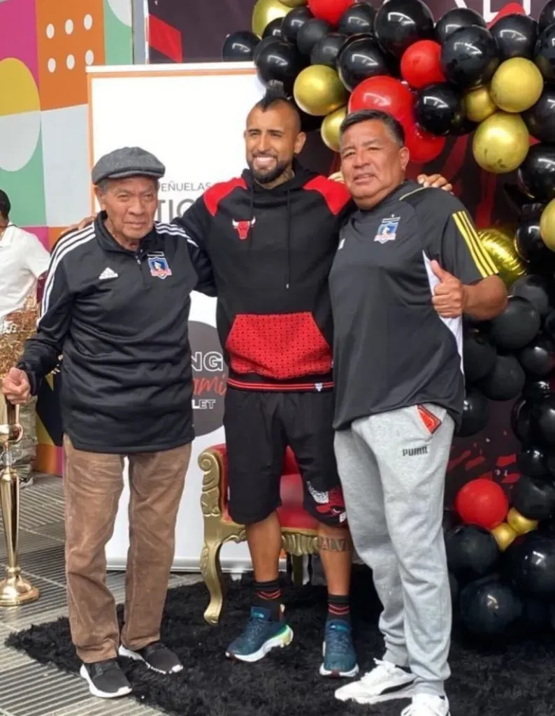 Arturo Vidal comparte con los hinchas de Colo Colo.