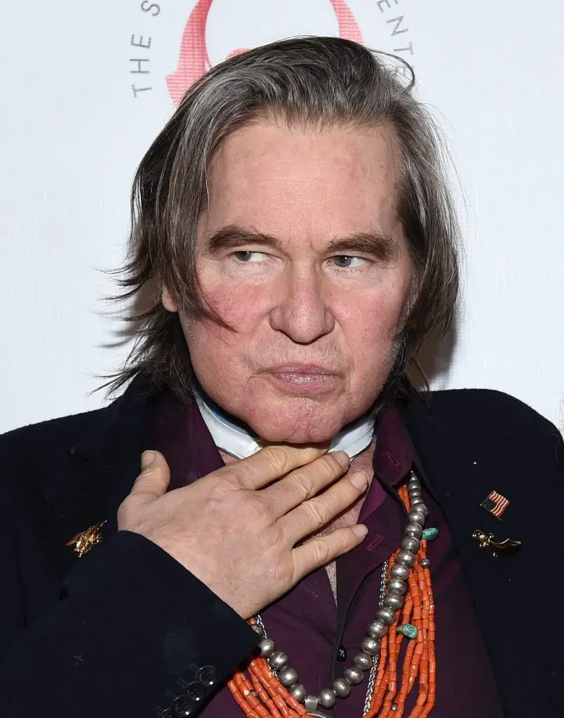 Val Kilmer cubre su garganta. Foto: Amanda Edwards/Getty Images