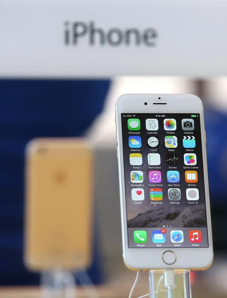 PALO ALTO, CA – SEPTEMBER 19:  The new iPhone 6 is displayed at an Apple Store on September 19, 2014 in Palo Alto, California.  Hundreds of people lined up to purchase the new iPhone 6 and iPhone 6 Plus that went on sale today.  (Photo by Justin Sullivan/Getty Images)