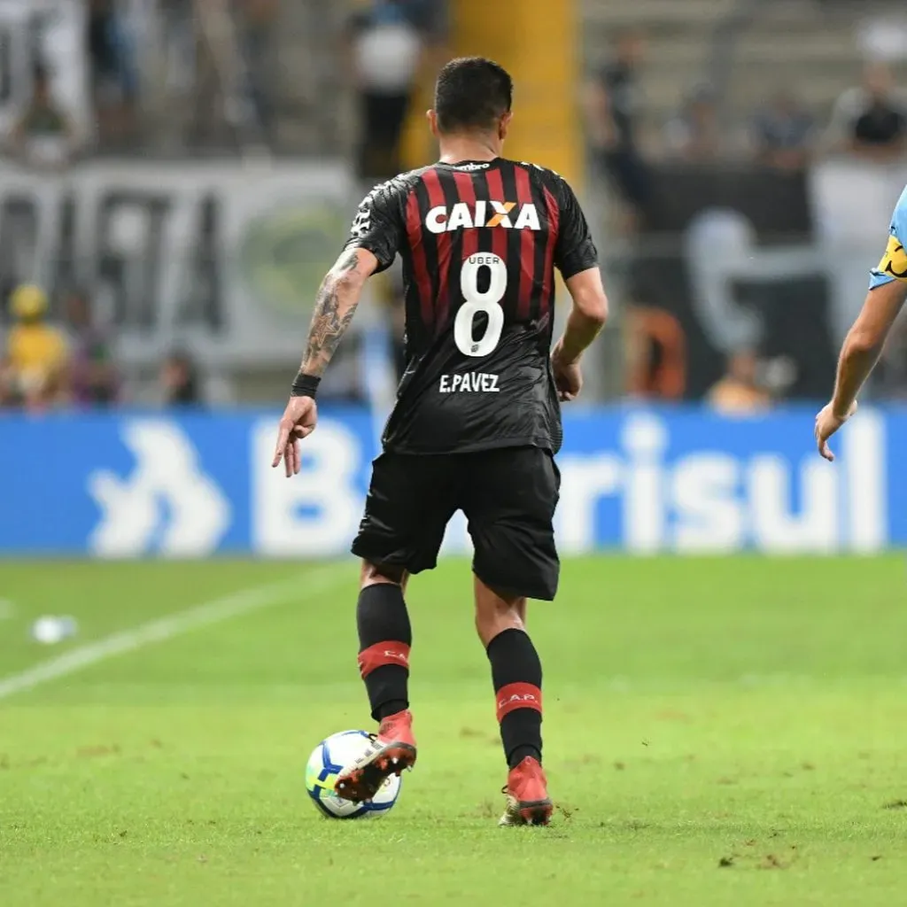 Esteban Pavez en acción con la “8” de Athletico Paranaense. (Captura).