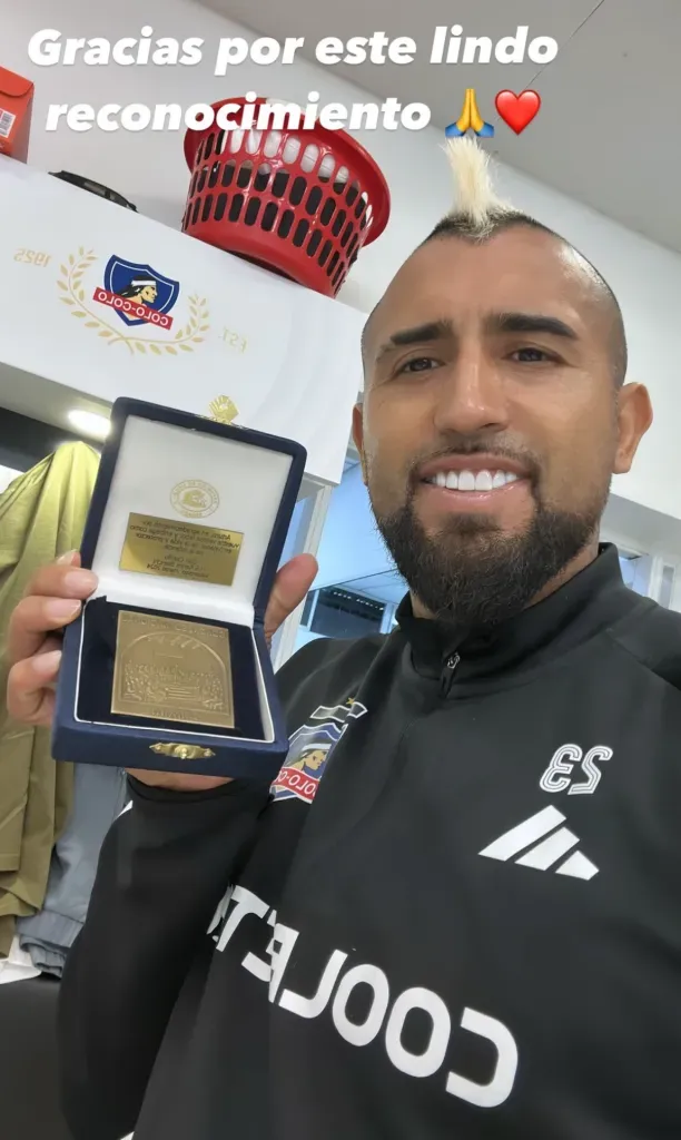 Arturo Vidal muestra su galvano en el camarín de Colo Colo.