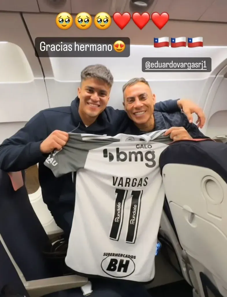 Thomas Galdames muestra un regalo de Eduardo Vargas en el vuelo de regreso.