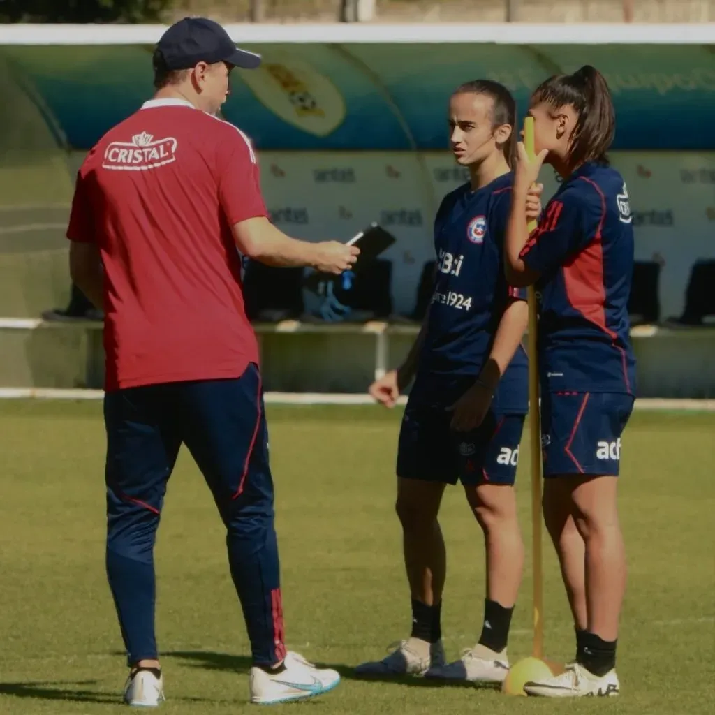 Luis Mena con parte de La Roja Femenina Sub 20 en sus amistosos en Uruguay (Comunicaciones FFCh)